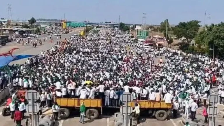 us utpadak shetkaryancha kendriya mantri prahlad joshi yanchya gharavar morcha