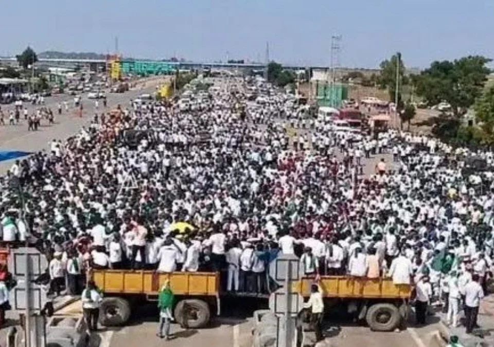 us utpadak shetkaryancha kendriya mantri prahlad joshi yanchya gharavar morcha