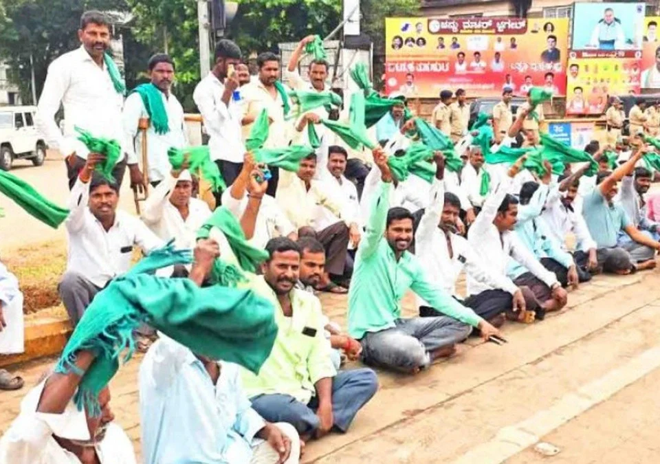 usala yogya dar milava yasathi belgaavat shetkari ani vakilanche andolan