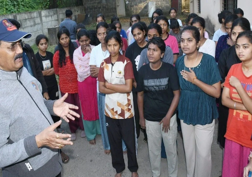 vasatigruhat upalokayuktanchi achanak bhet