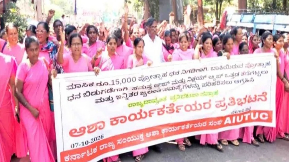 vividha magnyansathi asha karyakartyanchaa jilhadhikari karyalayavar bhavya morcha