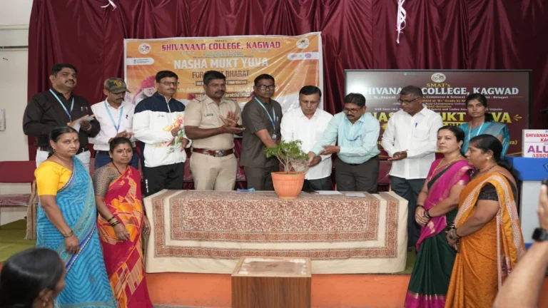 vyasanadhinta hi vyaktisah sampurna kutumb uddhvast karanari muk shatru
